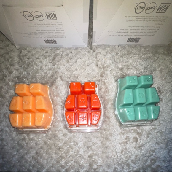 3 wax warmers and 3 full wax melt bars (Scentsy) - Picture 2 of 8